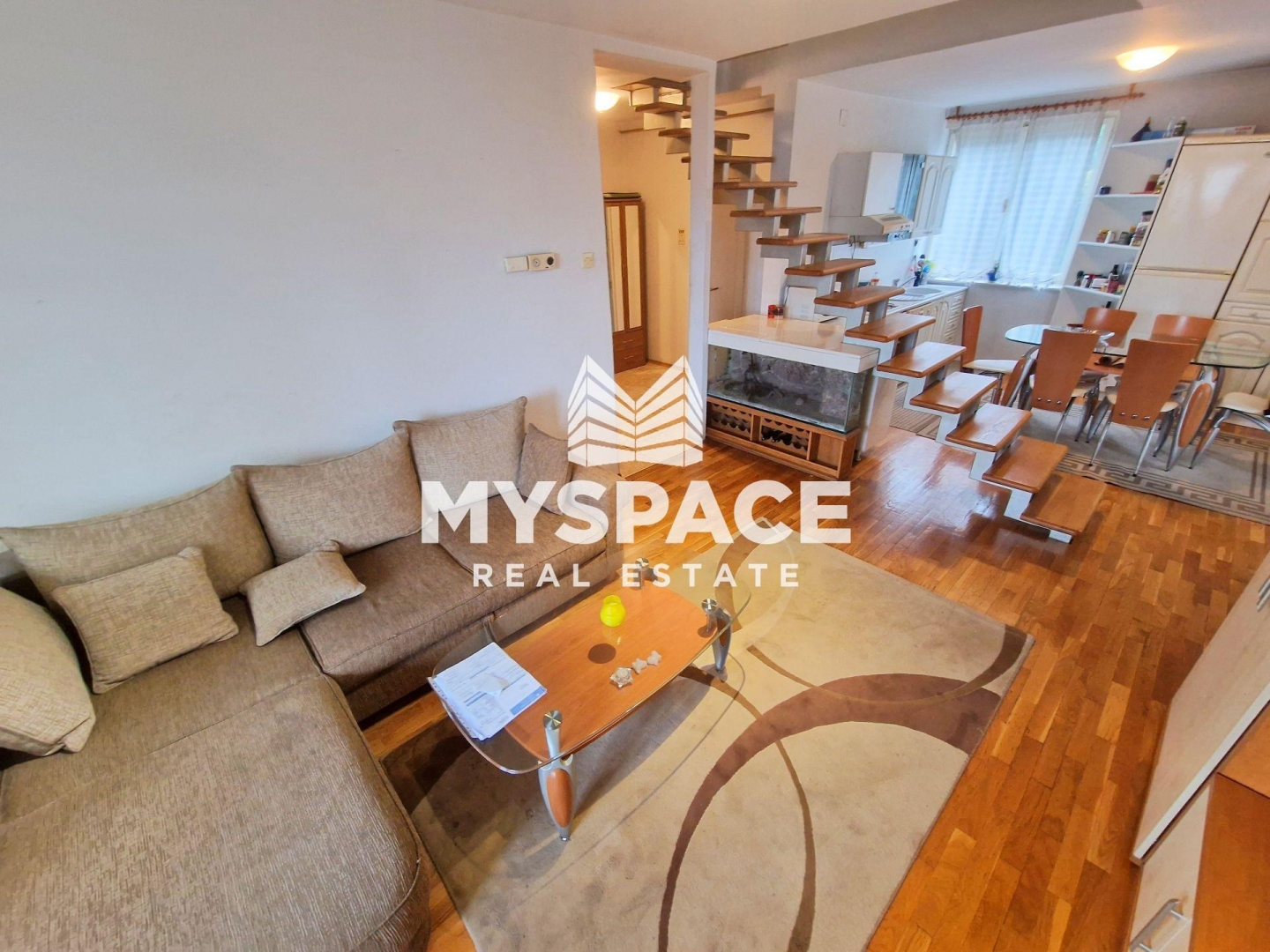 Novo Sarajevo, Fra Matije Divkovića, 78m2, trosoban, I i II sprat, dvije etaže, balkon, etažno plinsko grijanje, blinda vrata, 250.000KM.