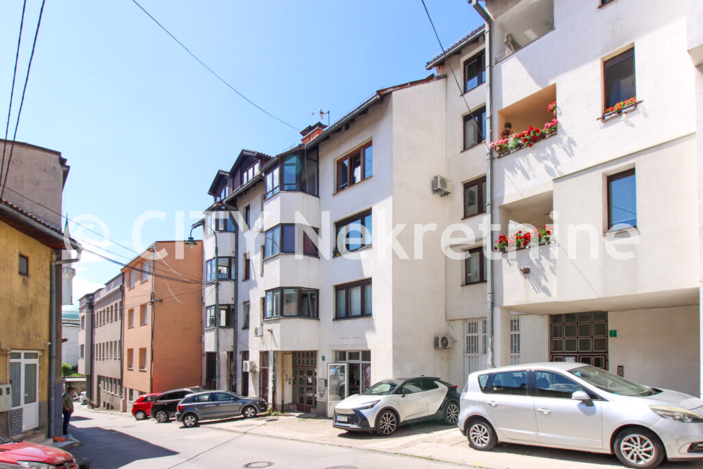 Stari Grad, Ćemerlina, 72m2, četverosoban, IV (posljednji) sprat, bez lifta.