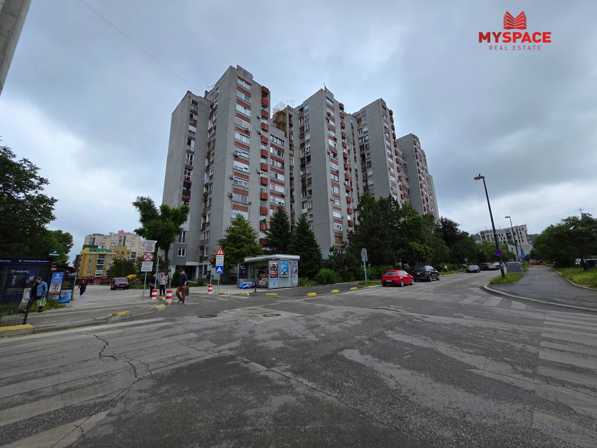 Alipašino, Bosanska, 54m2, dvosoban, XI sprat, polunamješten, renoviran, PVC stolarija, blinda, 250.000KM.