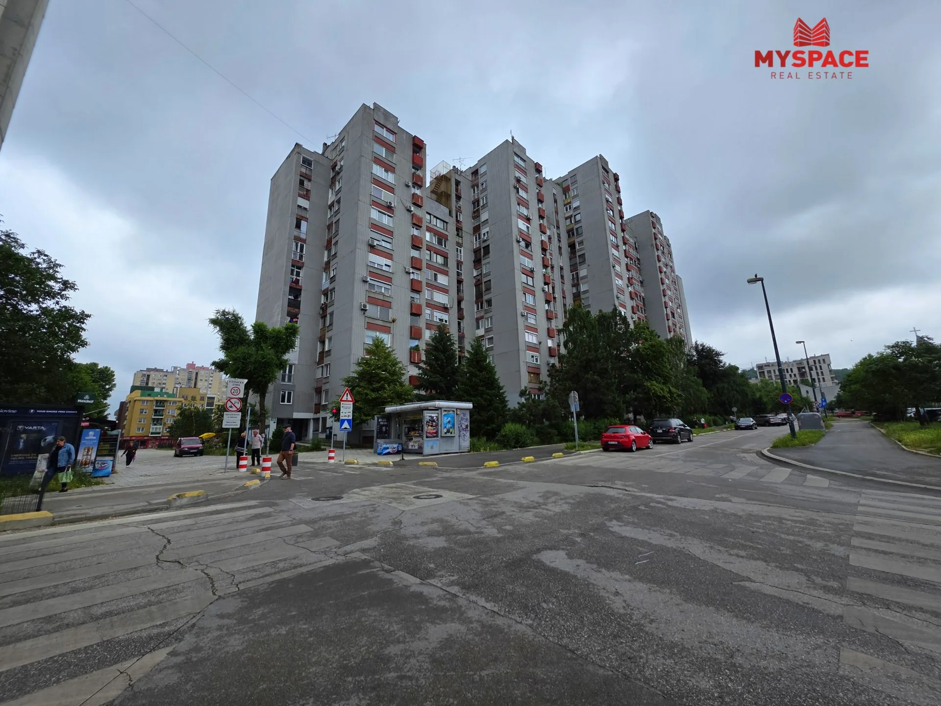 Alipašino, Bosanska, 54m2, dvosoban, XI sprat, polunamješten, renoviran, PVC stolarija, blinda, 250.000KM.