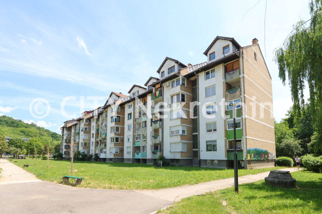 Dobrinja, Gandijeva, 65m2, trosoban, suteren.
