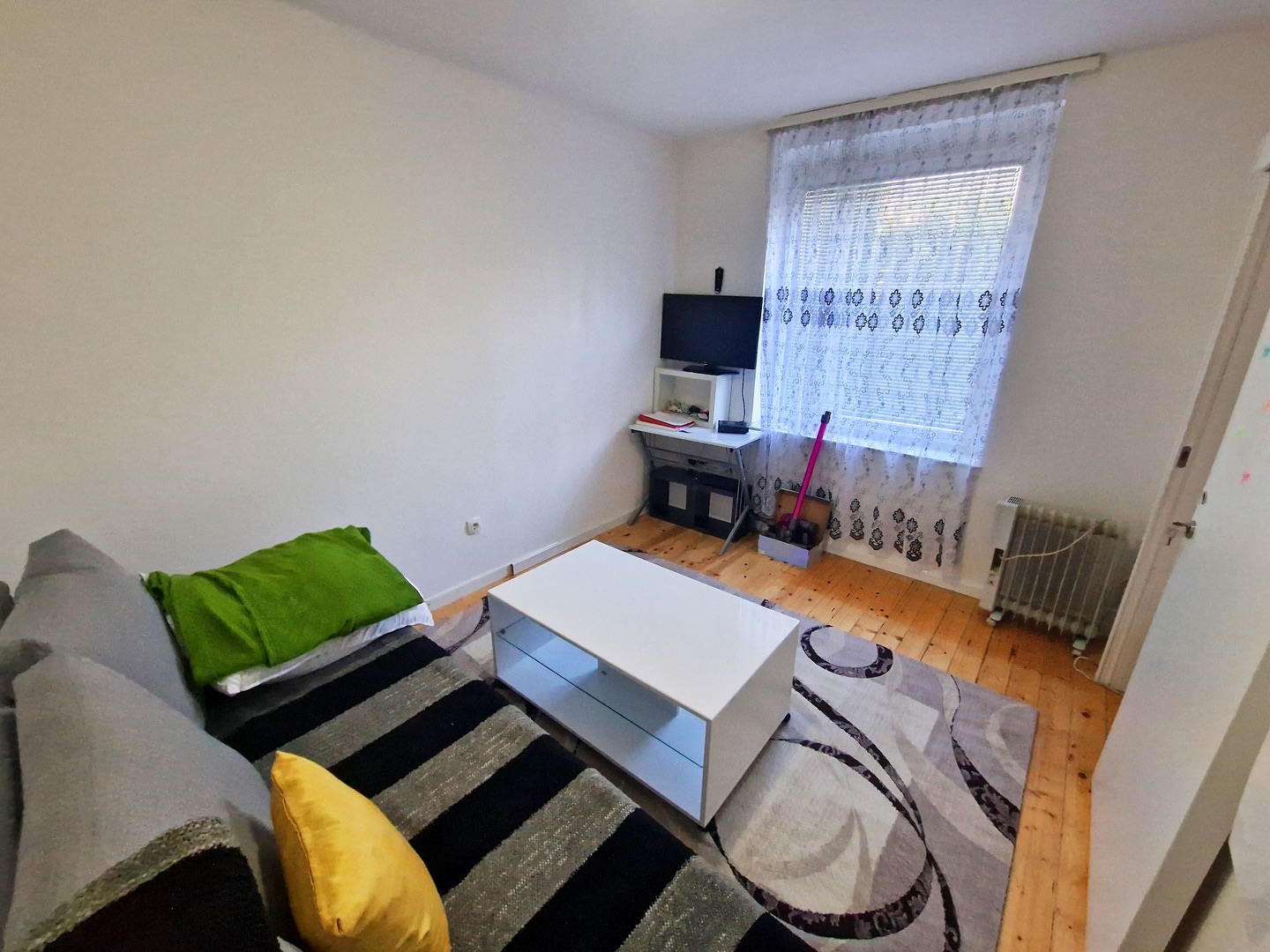 Velešići, Isaka Samokovlije, 30m2, jednosoban, prizemlje, grijanje na struju, 110.000KM.