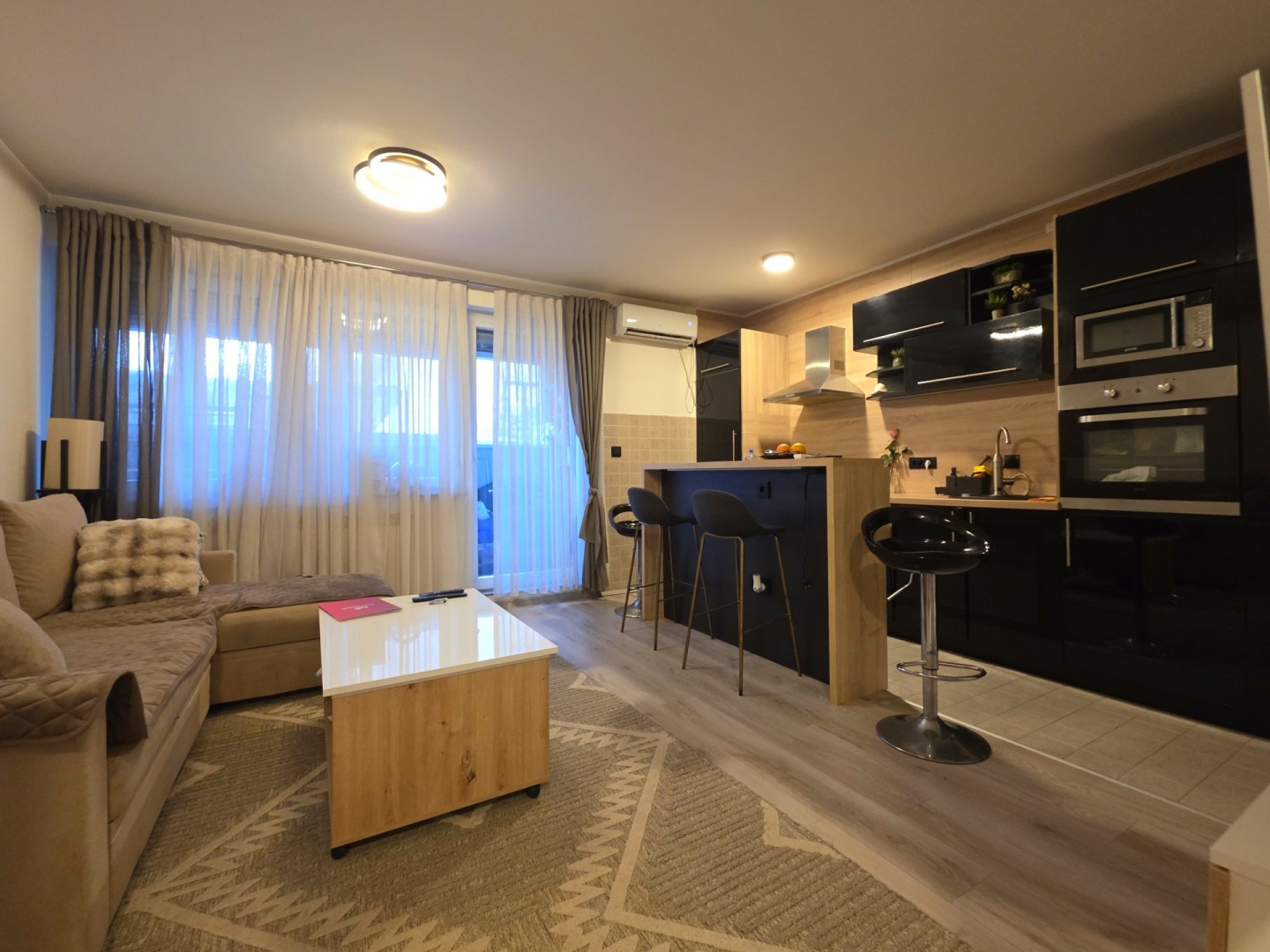 Stup, Munira Gavrankapetanovića, 44m2 + balkon 10m2, dvosoban, prizemlje, novogradnja, namješten, etažno plinsko grijanje, 215.000KM.