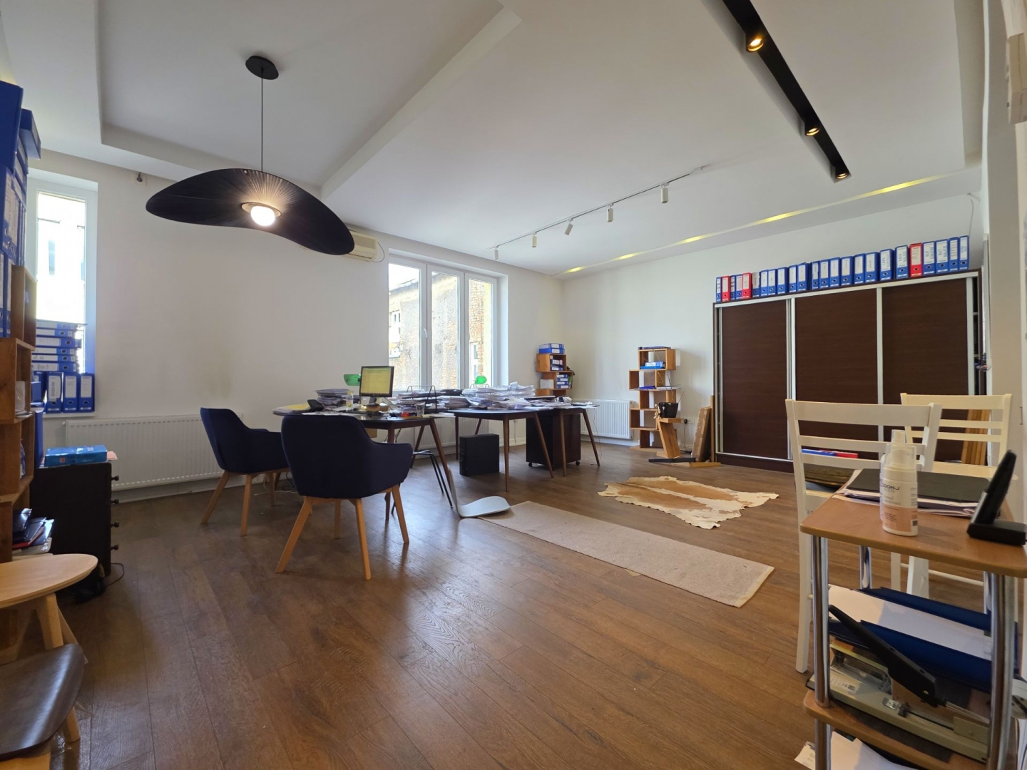 Stari Grad, Ferhadija, 120m2, četvorosoban, IV sprat, balkon, ostava, renoviran, etažno plinsko grijanje, blinda, 850.000KM.