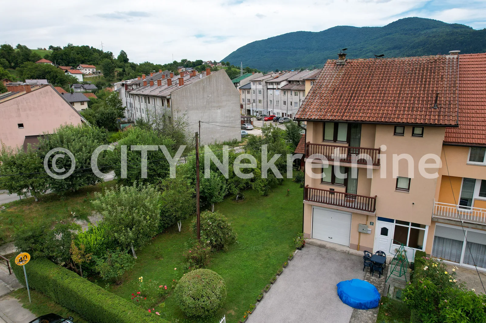 Hadžići, Novo naselje, 210m2, pr+2s+pk, zemljište 360m2.