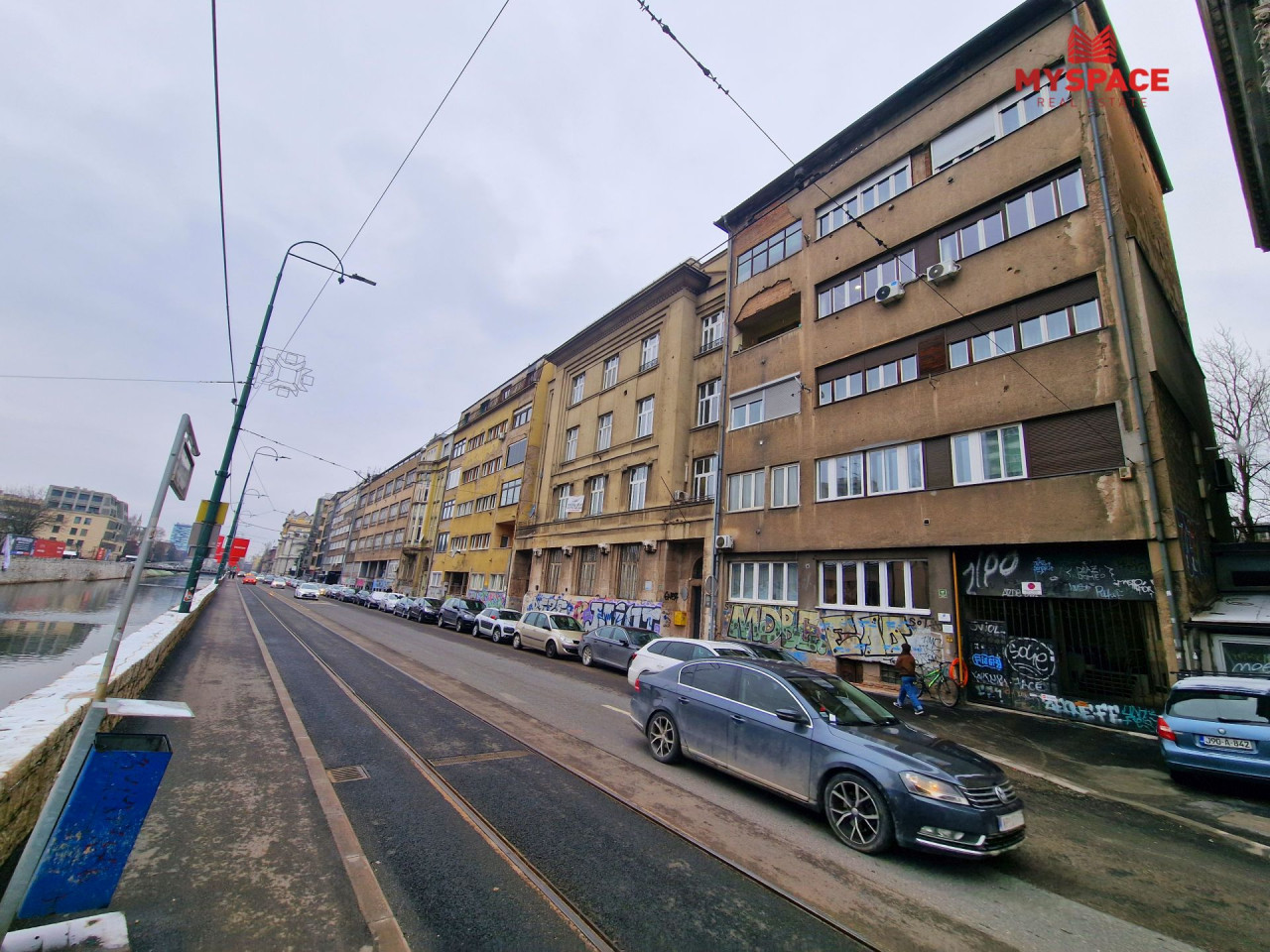 Stari Grad, Obala Kulina bana, 86(90)m2, trosoban, I sprat, etažno plinsko grijanje, balkon, 580.000KM.