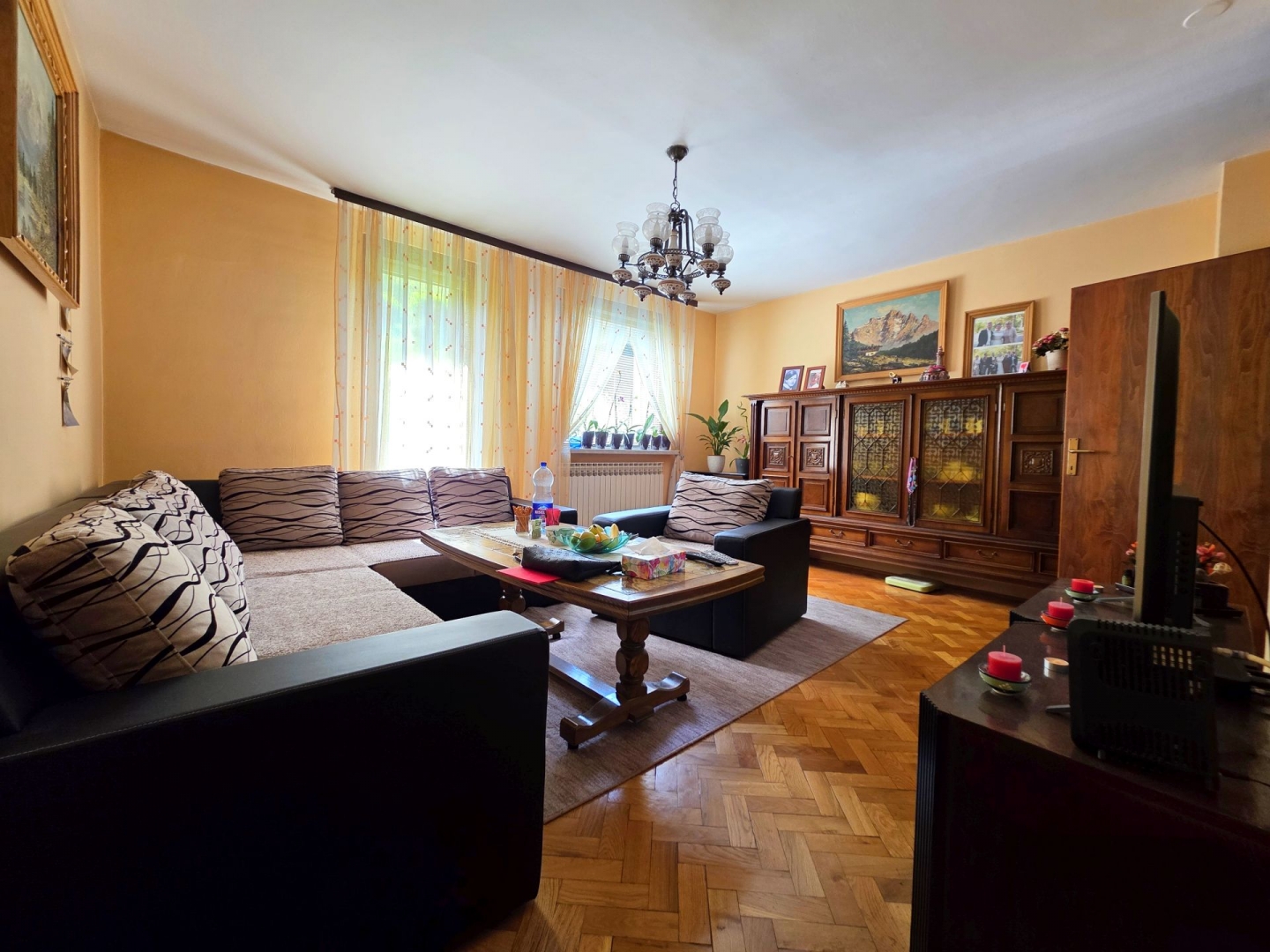 Vraca, Avde Smajlovića, 68m2, balkon 6m2, trosoban, visoko prizemlje, etažno plinsko grijanje, 299.000KM.