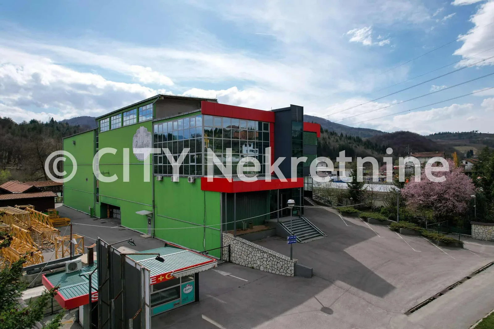 Gladno polje, Rakovička cesta, 3.800m2, zemljište 4.430m2.