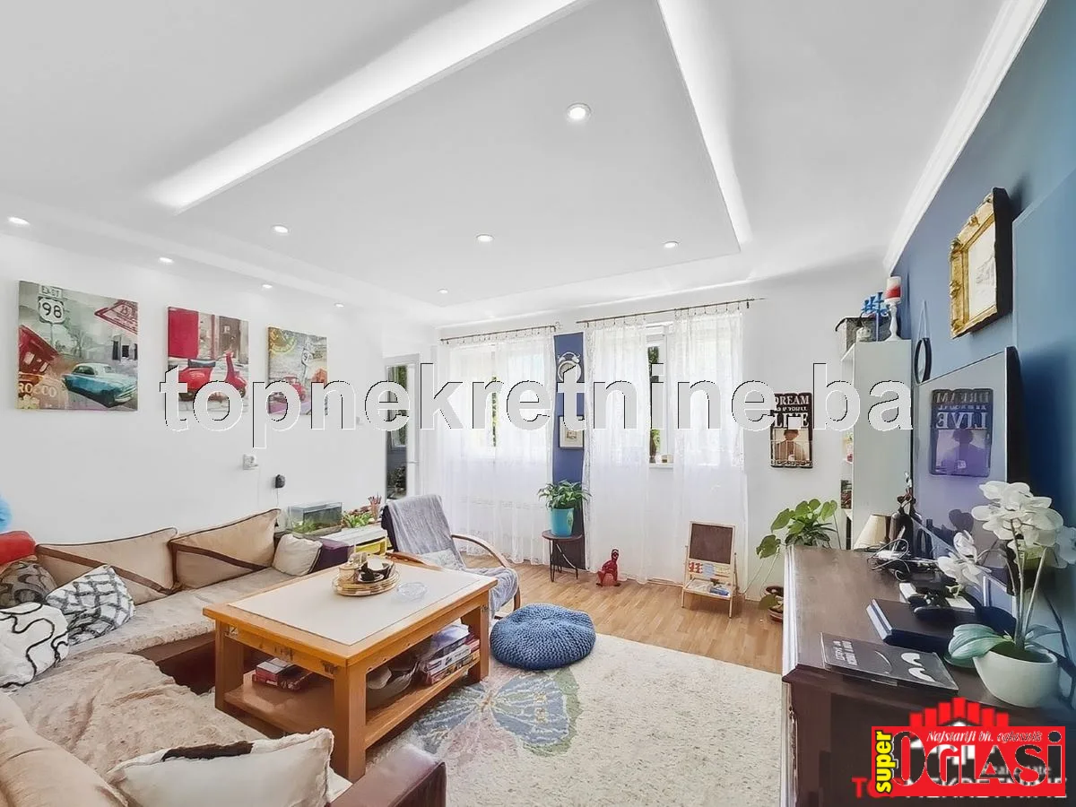 Komotan, trostrano orijentisan, dvosoban stan od 62m2 sa balkonom i lođom, u blizini Opće bolnice dr. Abdulah Nakaš