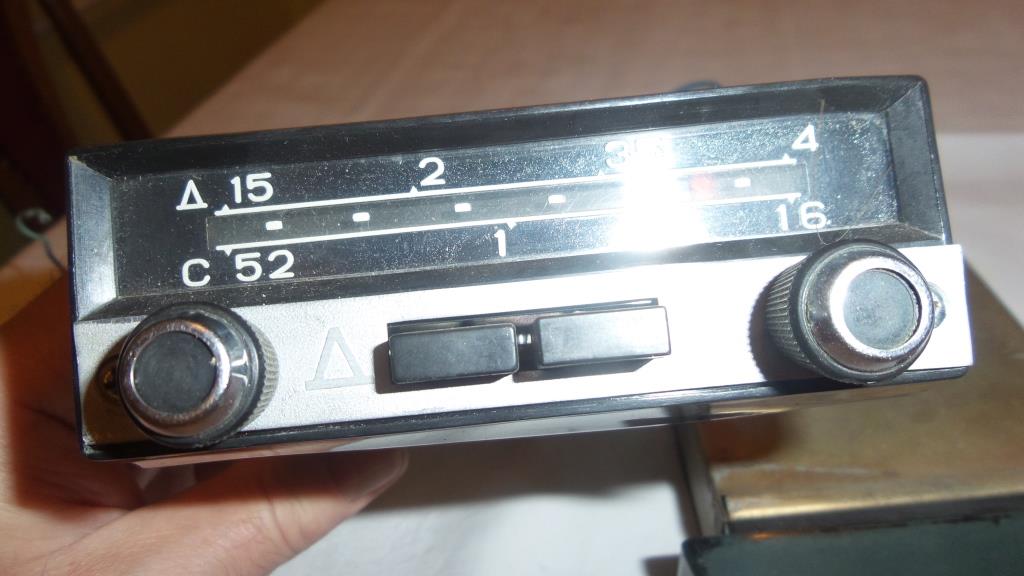 Auto radio za Moskvić 1500, original, ispravan, očuvan, 2kom za 30KM, po komadu 20KM.