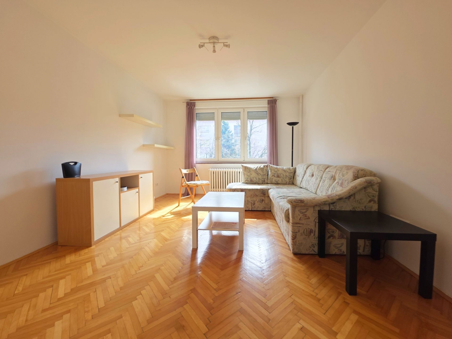 Grbavica, Behdžeta Mutevelića, 49(52)m2, dvosoban, III sprat, bez lifta, centralno gradsko grijanje, namješten, 285.000KM.