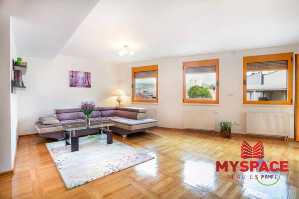 Skenderija, Skenderija čikma, 125m2, trosoban, IV sprat, dvije etaže, novogradnja, balkon, garaža, namješten, etažno plinsko grijanje, cijena na upit.