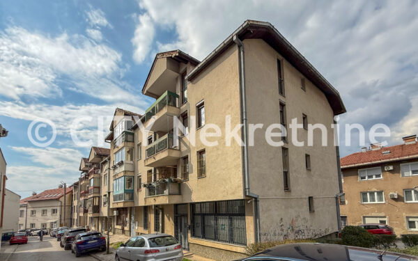 Višnjik, Derebent, 78m2, trosoban, III (posljednji) sprat, bez lifta, adaptiran.