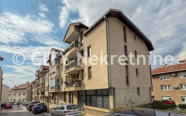 Višnjik, Derebent, 78m2, trosoban, III (posljednji) sprat, bez lifta, adaptiran.
