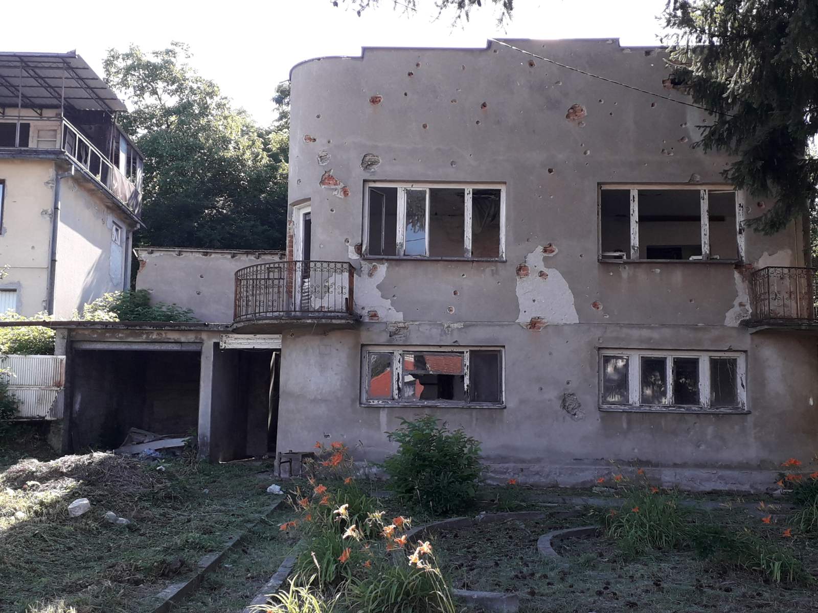 Modriča, centar, Branka Miljkovića, sa 1.024m2 zemlje, 12.7 dunuma livade i šume na Vučijaku u Dobroj Vodi + 3.5 dunuma livade u Modričkom lugu.
