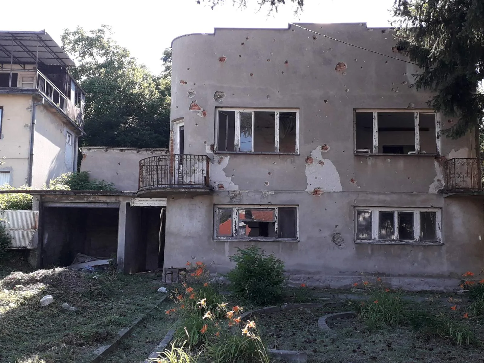 Modriča, centar, Branka Miljkovića, sa 1.024m2 zemlje, 12.7 dunuma livade i šume na Vučijaku u Dobroj Vodi + 3.5 dunuma livade u Modričkom lugu.