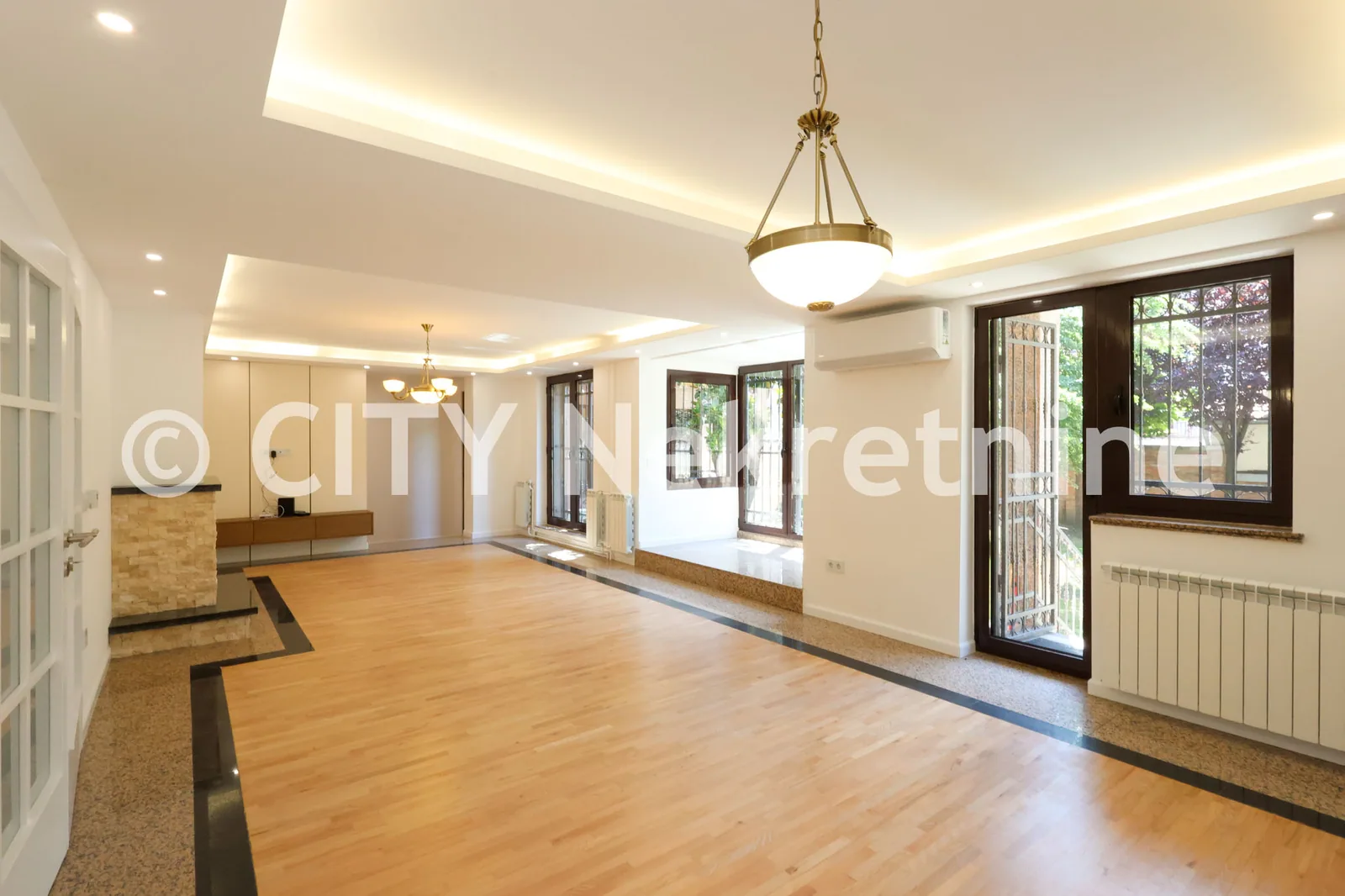Kuća sa dvorištem i garažom - Stari grad - 250 m2