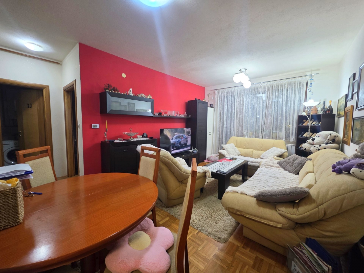 Istočno Sarajevo, Ravnogorska, 53m2, dvosoban, III sprat, novogradnja, etažno plinsko grijanje, blinda vrata, 210.000KM.