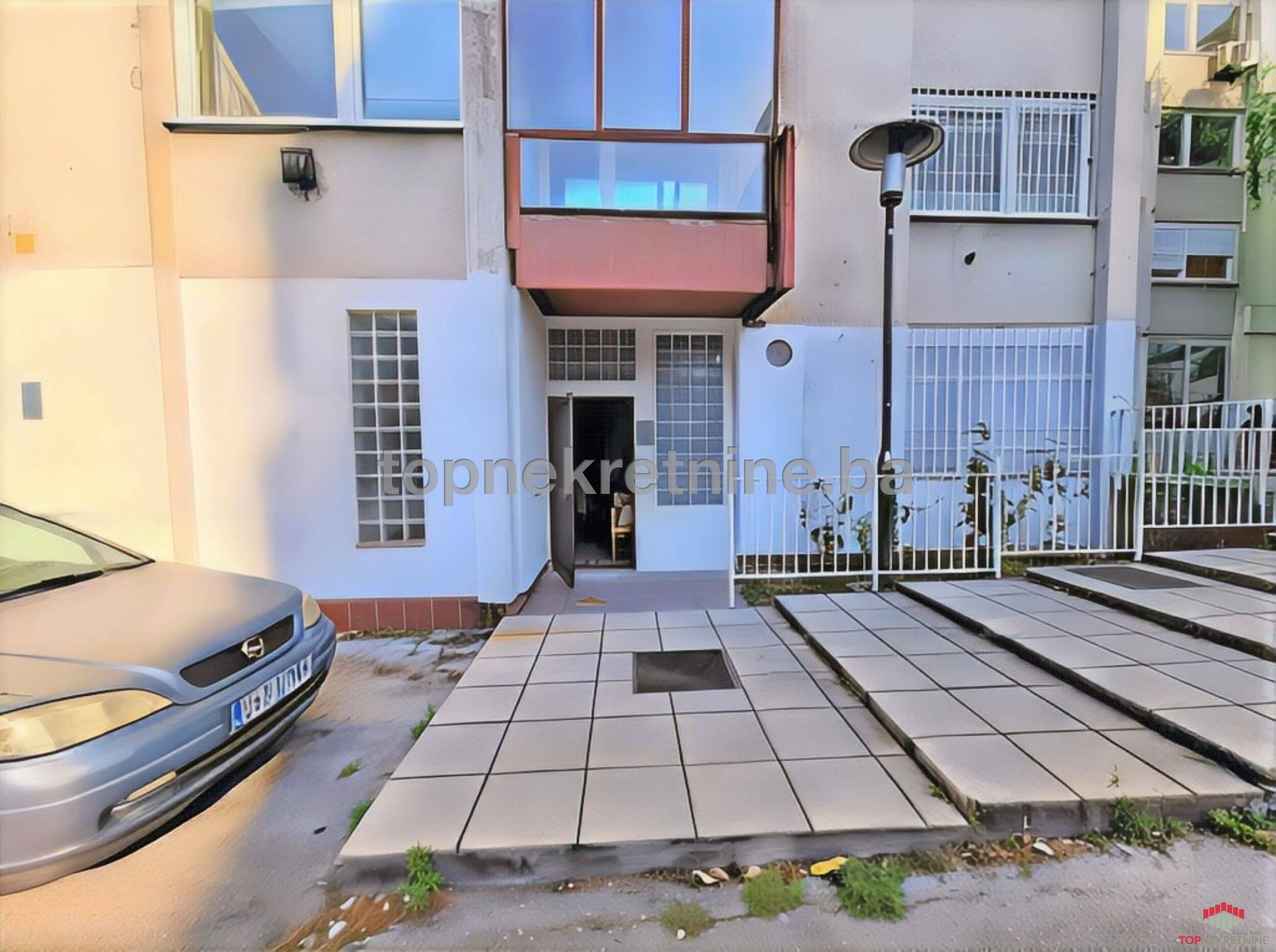 Koševsko Brdo, Muhameda Hadžijahića, poslovni prostor 91m2 i skladište 52m2, ukupno 143m2, prizemlje, sa parkingom.