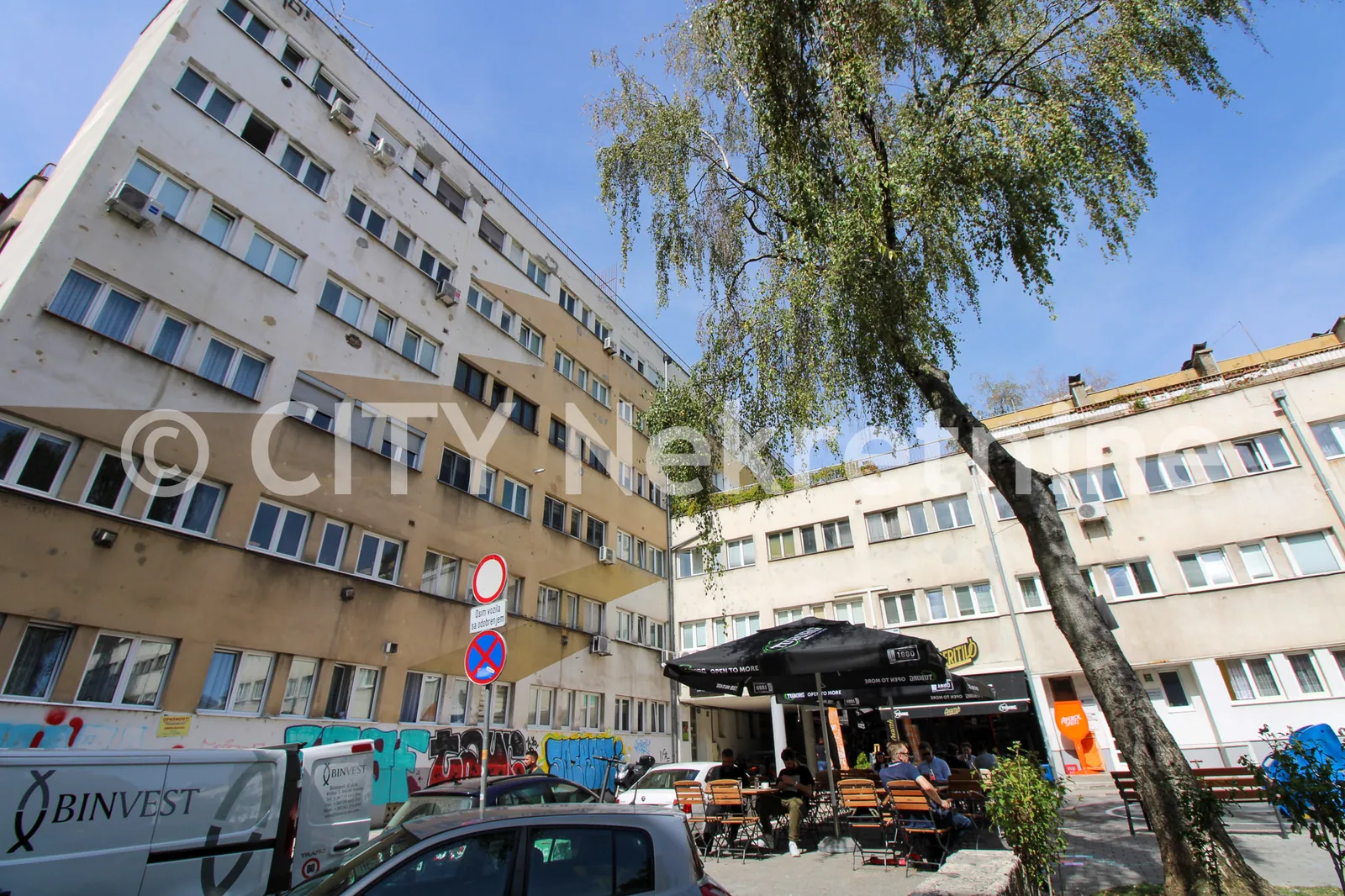 Centar, Branilaca Sarajeva, 82m2, trosoban, I sprat, bez lifta, registrovan kao poslovni prostor.