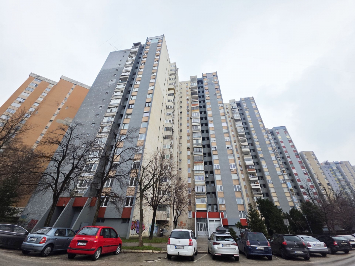 Alipašino, Nerkeza Smailagića, 64m2, trosoban, XVI (nije zadnji) sprat, dva lifta, centralno gradsko grijanje, cijena po dogovoru.