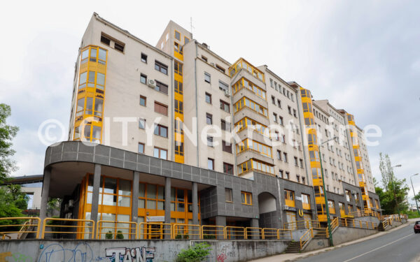 Grbavica, Derviša Numića, 102m2, visoko prizemlje.