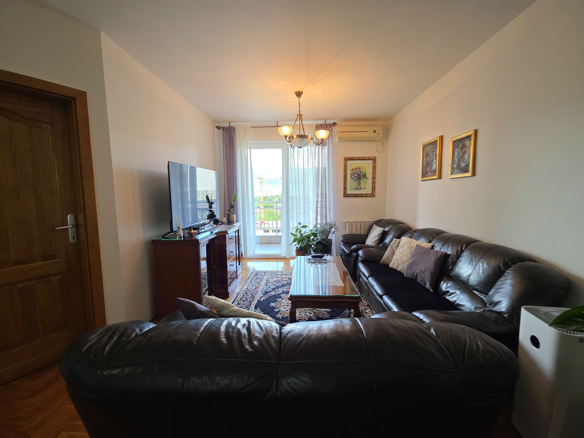 Stup, Stupska, 60m2, trosoban, VII sprat, novogradnja, garaža, centralno grijanje (kotlovnica), klima, blinda, 345.000KM.