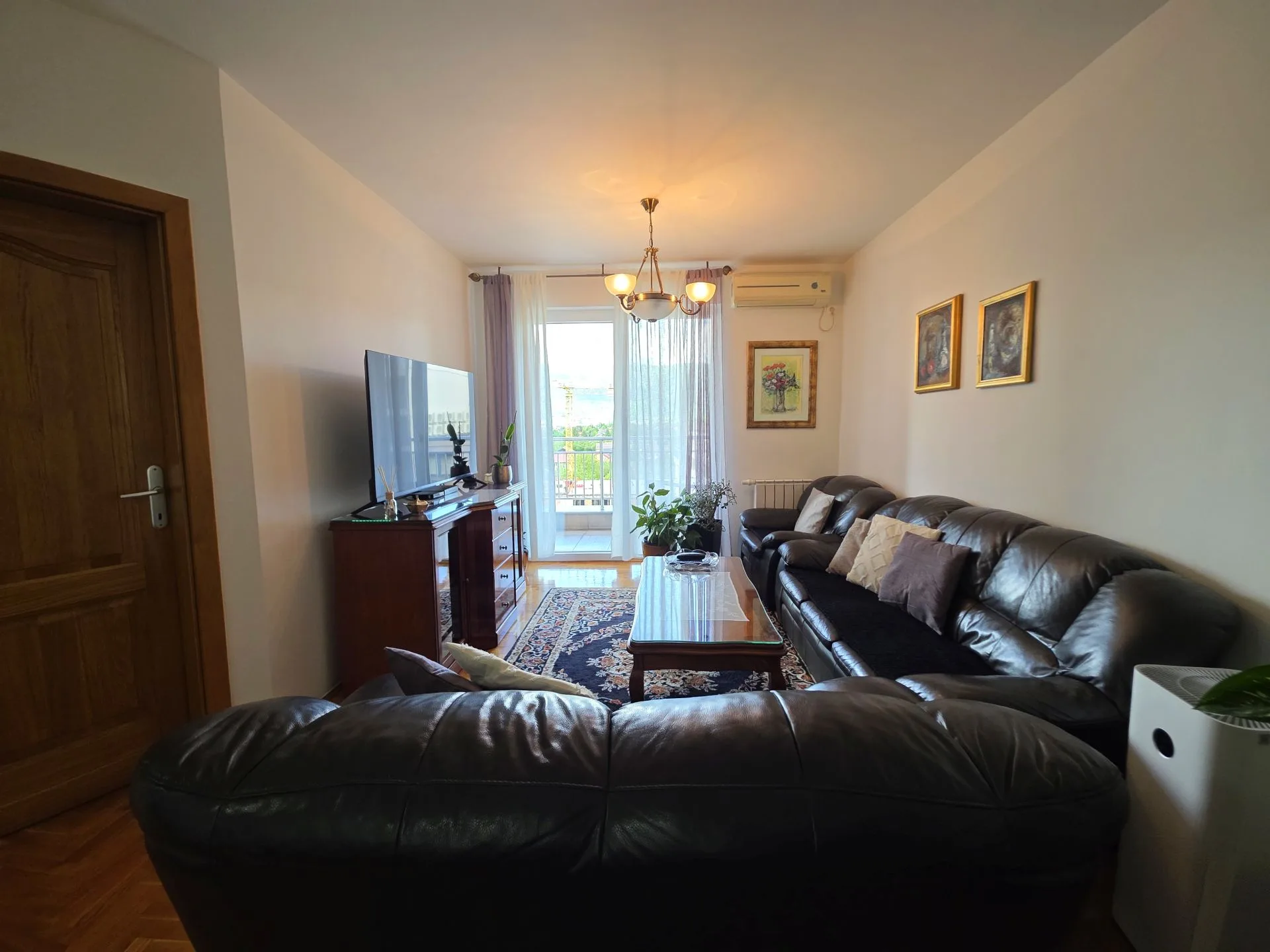 Stup, Stupska, 60m2, trosoban, VII sprat, novogradnja, garaža, centralno grijanje (kotlovnica), klima, blinda, 345.000KM.