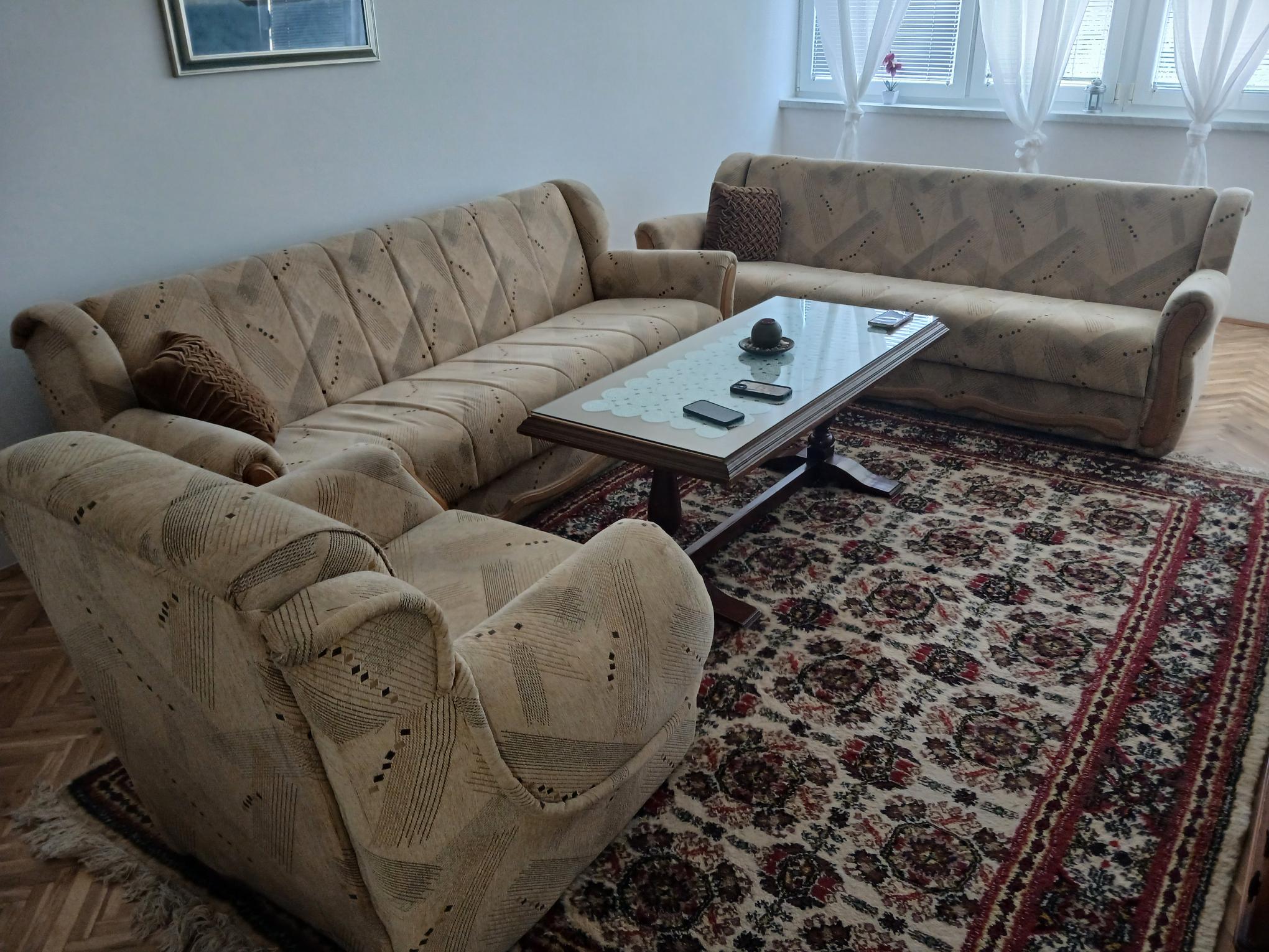 Prodajem garnituru za dnevni boravak, dva trosjeda 220cm i fotelja. Artikli su u odličnom stanju, trosjedi su na razvlačenje sistem klik klak.