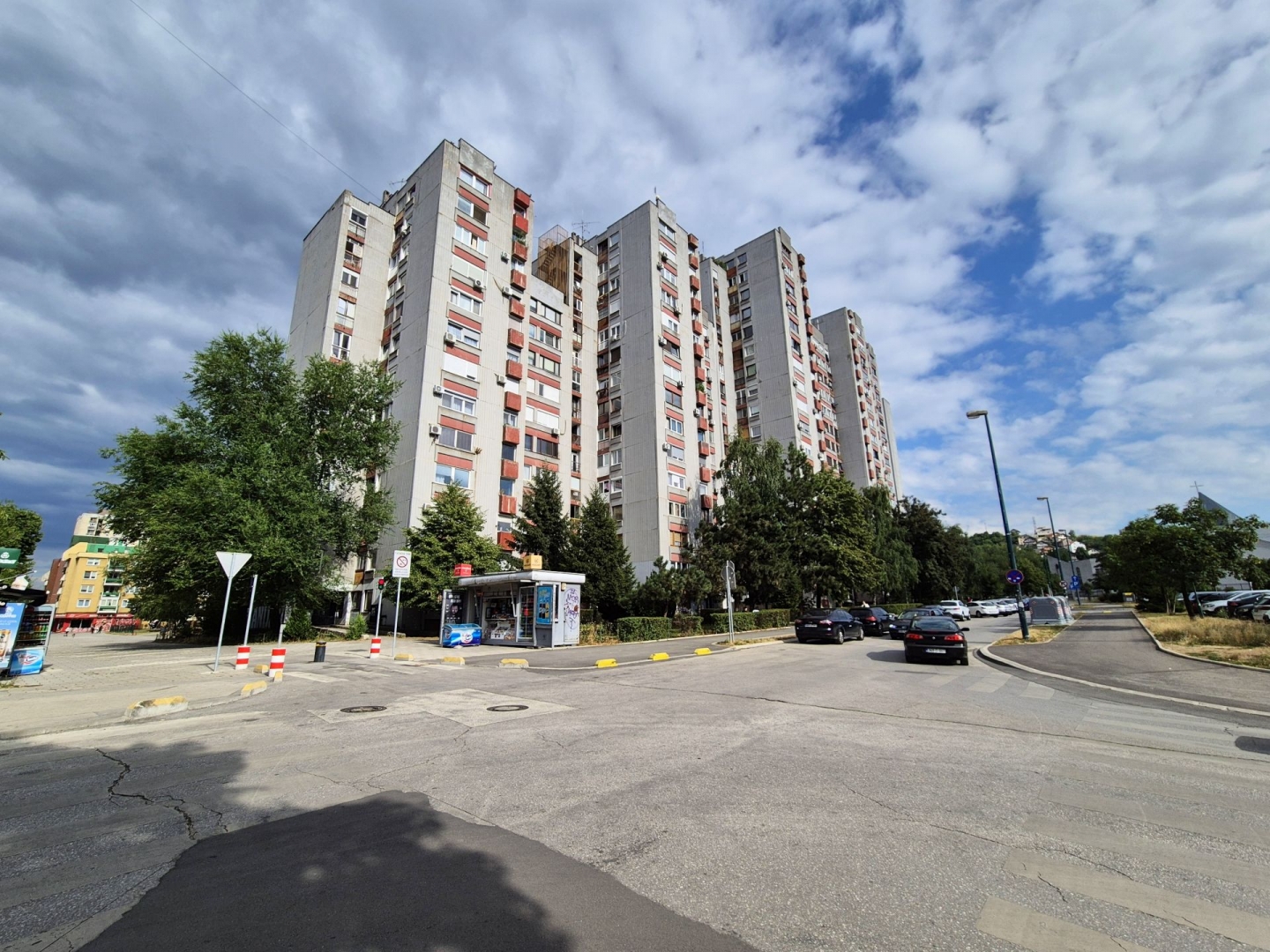 Alipašino, 54(60)m2, dvosoban, visoko prizemlje, renoviran, namješten, centralno gradsko grijanje, 240.000KM.