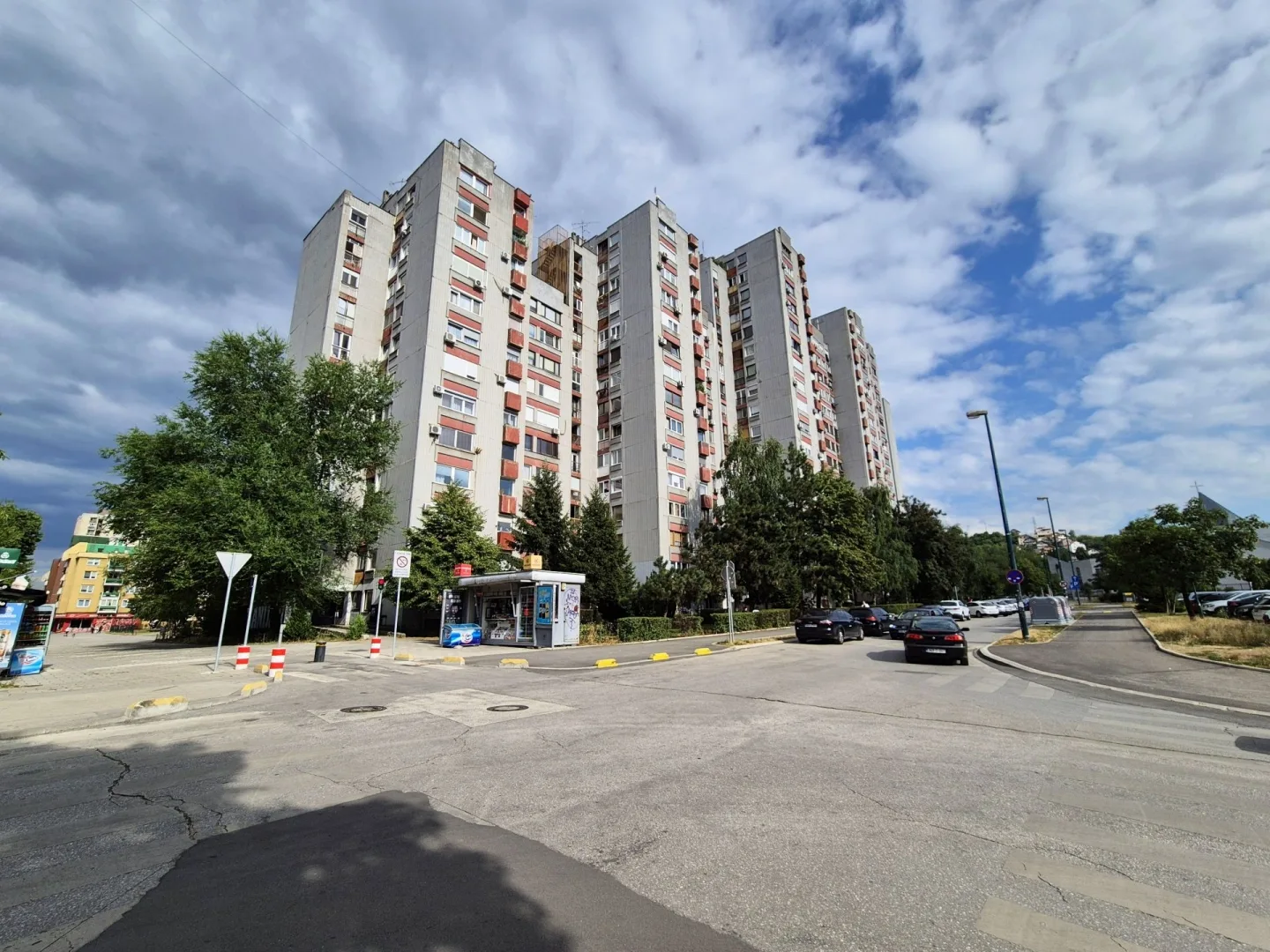 Alipašino, 54(60)m2, dvosoban, visoko prizemlje, renoviran, namješten, centralno gradsko grijanje, 240.000KM.