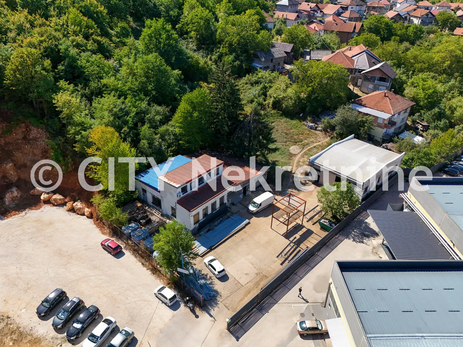 Hrasnica, poslovno-industrijska zona Famos, Put Famosa, 6.808m2, uknjižen objekat u osnovi 183m2.