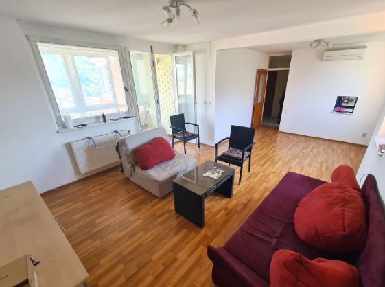 Vogošća, Skendera Kulenovića, 60m2, troiposoban, III sprat, renoviran, balkon, blinda, centralno gradsko grijanje, 210.000KM.