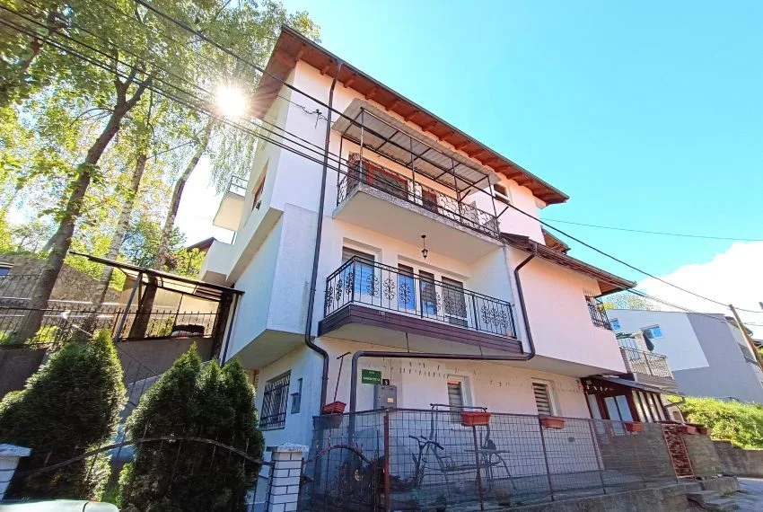 Vraca, Samoborska, 115m2, stan 87m2 + garsonijera 28m2.