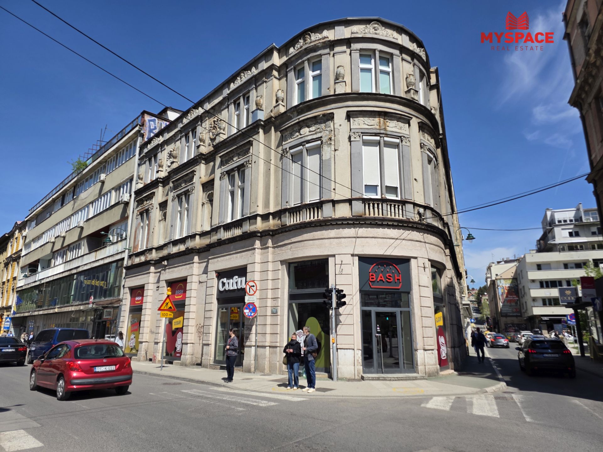 Centar, Branilaca Sarajeva, 80m2, trosoban, I sprat, renoviran, namješten, etažno plinsko grijanje, klima, blinda, cijena po dogovoru.