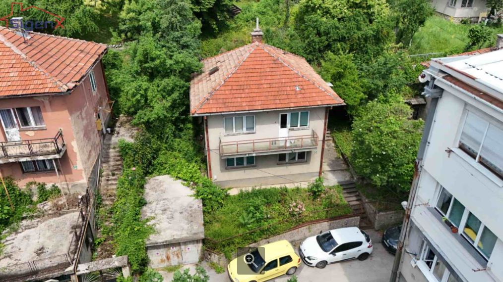 Centar, Mehmeda Handžića, cca 165m2, dvije etaže, okućnica 195m2.