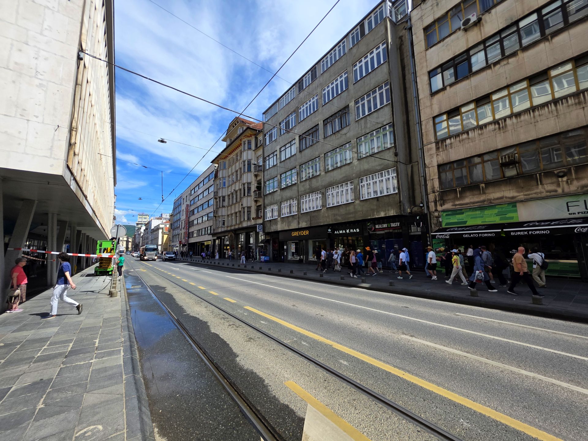 Centar, Maršala Tita, 57m2, dvosoban, visoko prizemlje, renoviran, etažno plinsko grijanje, klima, blinda, 360.000KM.
