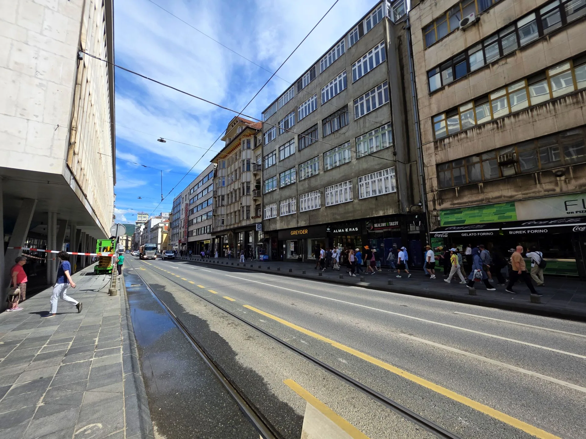 Centar, Maršala Tita, 57m2, dvosoban, visoko prizemlje, renoviran, etažno plinsko grijanje, klima, blinda, 360.000KM.