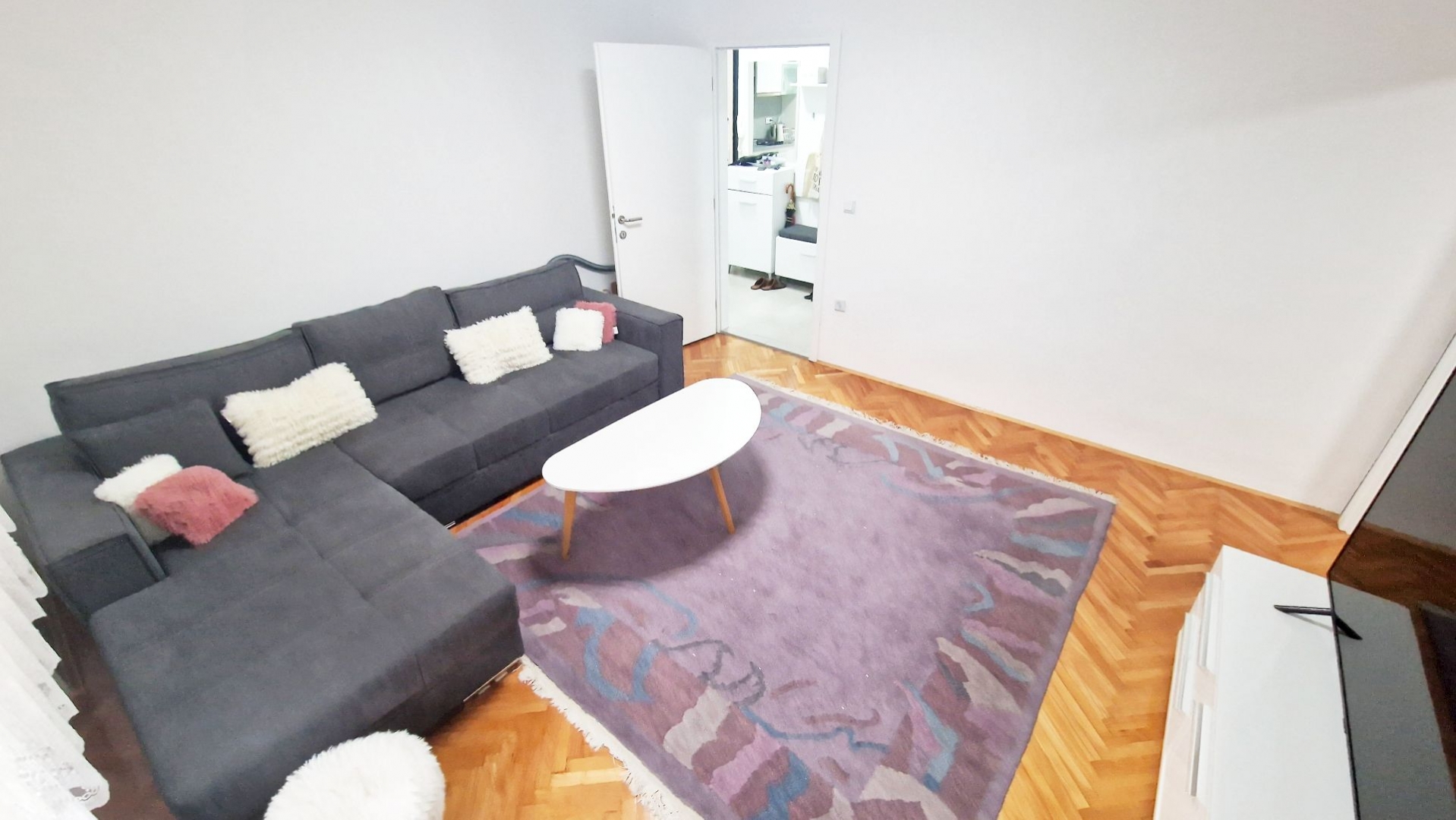 Grbavica, Hamdije Čemerlića, 53m2, dvosoban, III sprat, grijanje na struju, klima, blinda, renoviran, namješten, 339.000KM.