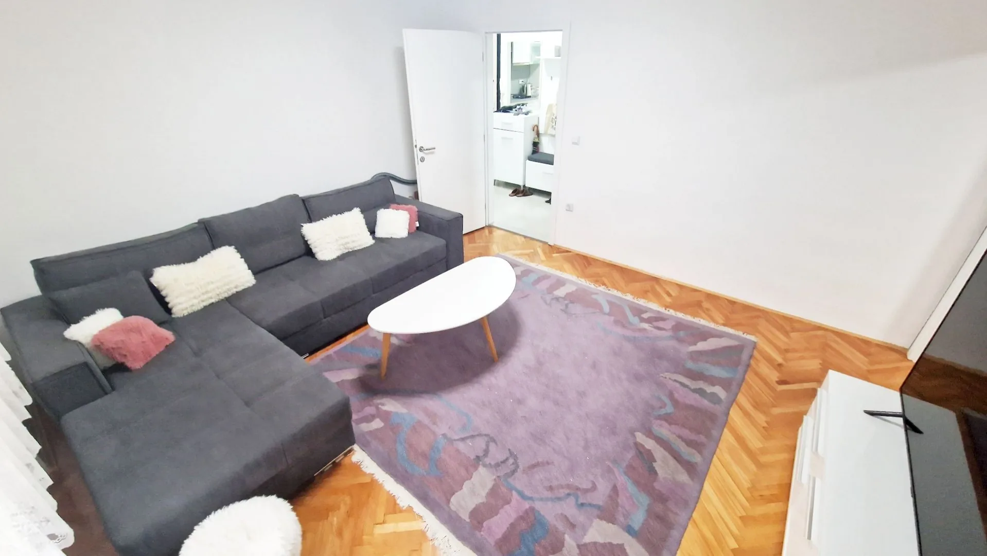 Grbavica, Hamdije Čemerlića, 53m2, dvosoban, III sprat, grijanje na struju, klima, blinda, renoviran, namješten, 339.000KM.