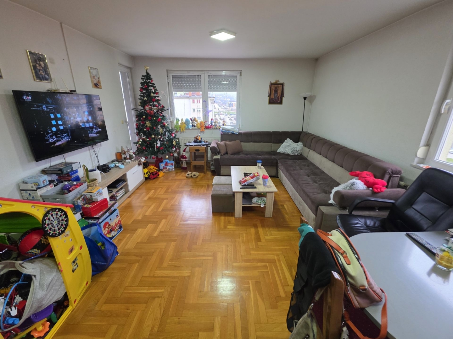 Istočno Sarajevo, Spasovdanska, 64m2, trosoban, IV sprat, polunamješten, PVC stolarija, blinda, plinsko grijanje, klima, 176.700KM.