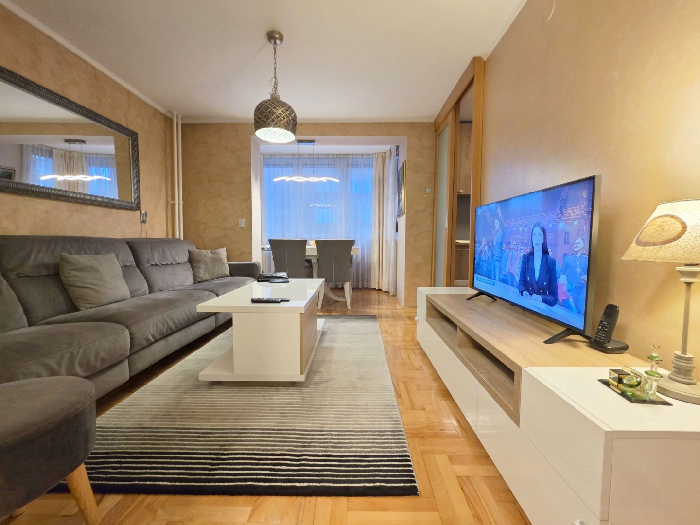 Čengić Vila, Bulevar Meše Selimovića, 57(61)m2, trosoban, visoko prizemlje, centralno gradsko grijanje, renoviran, sa garažom, 399.000KM.