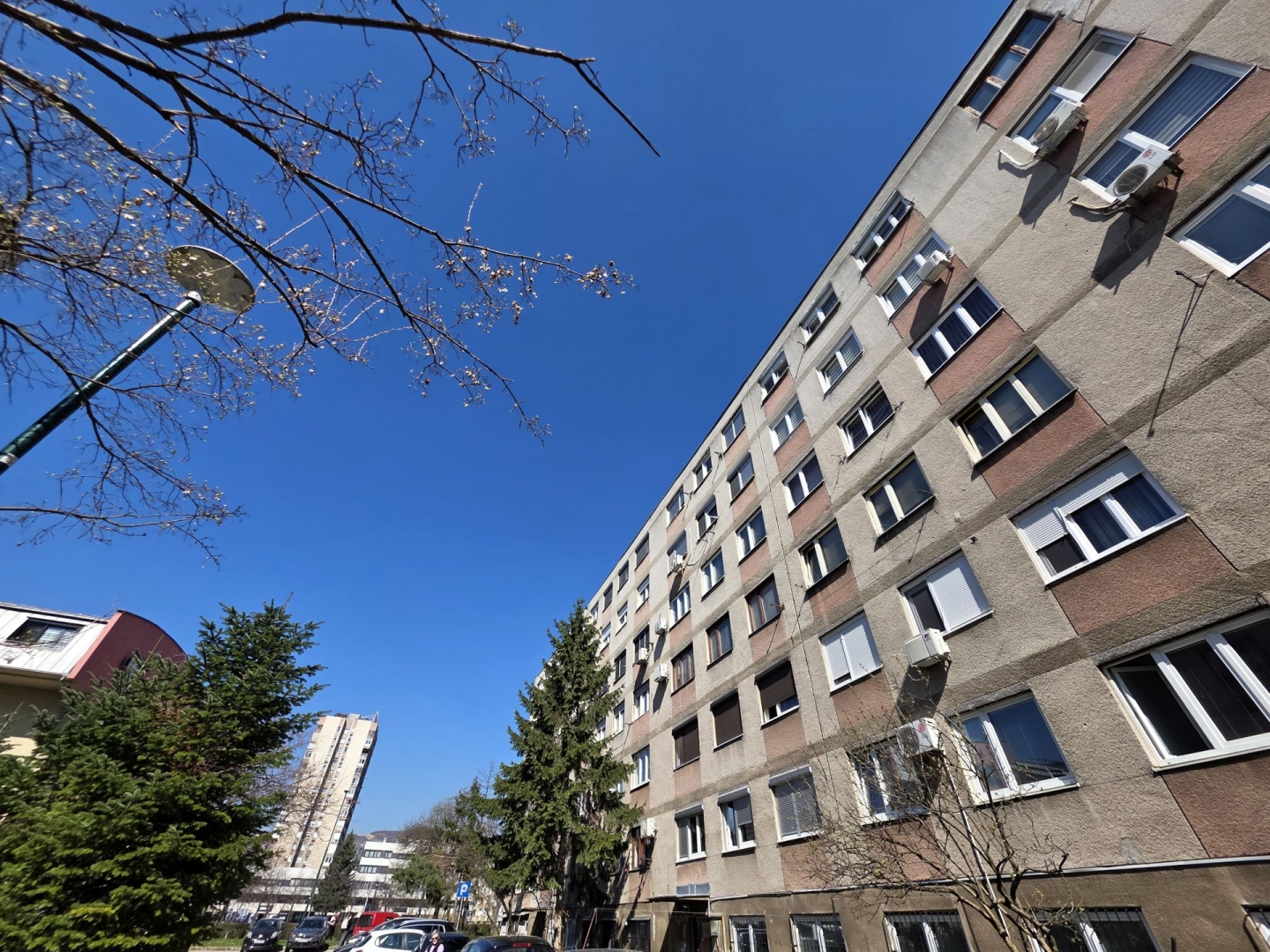 Čengić Vila, Gradačačka, 52m2, dvosoban, suteren, renoviran, blinda, centralno gradsko grijanje, 215.000KM.
