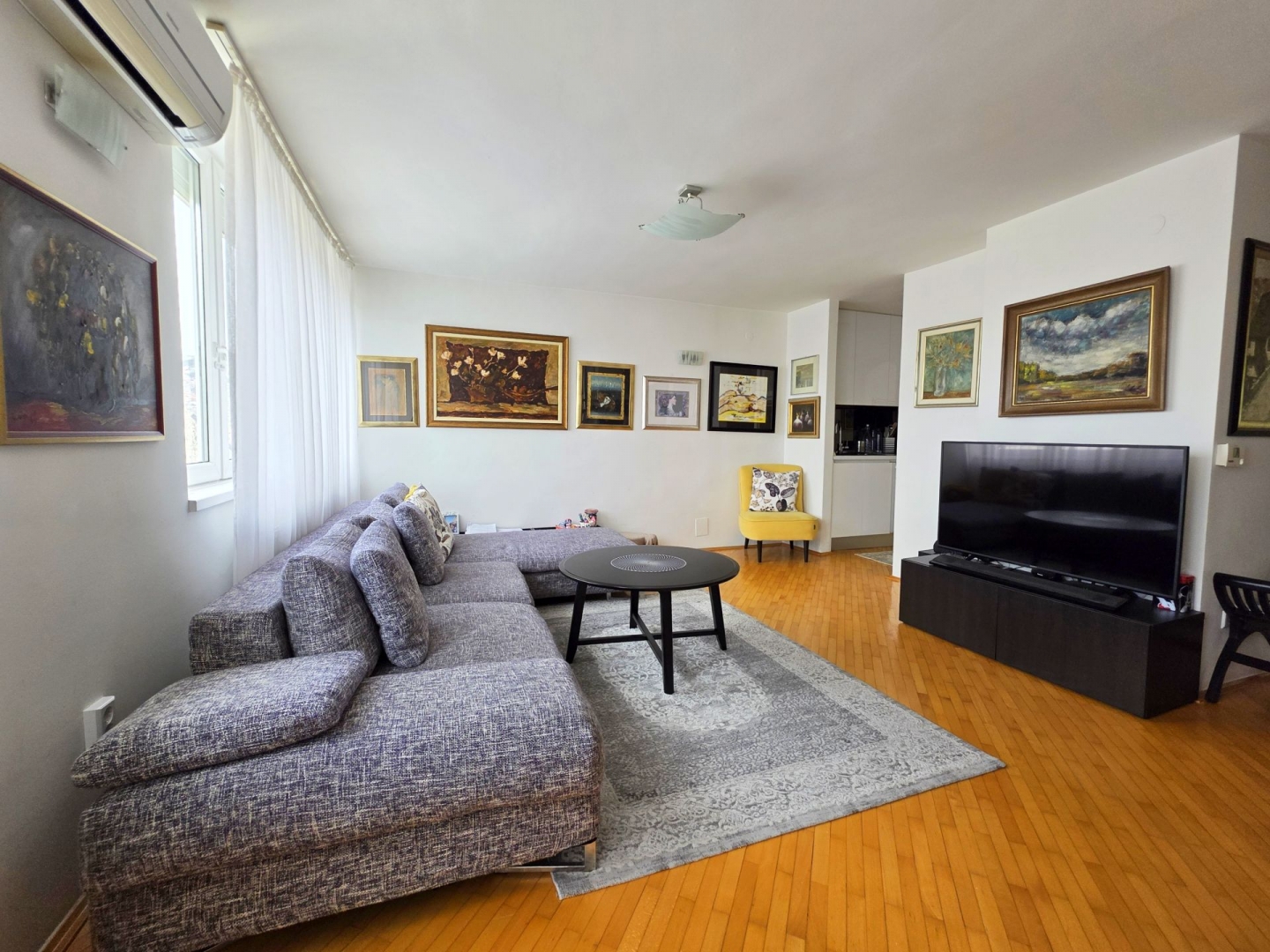 Bistrik, Bakarevića, 125m2, petosoban, V sprat, renoviran, namješten, etažno plinsko grijanje, klime, blinda, dvoetažni, 475.000KM.
