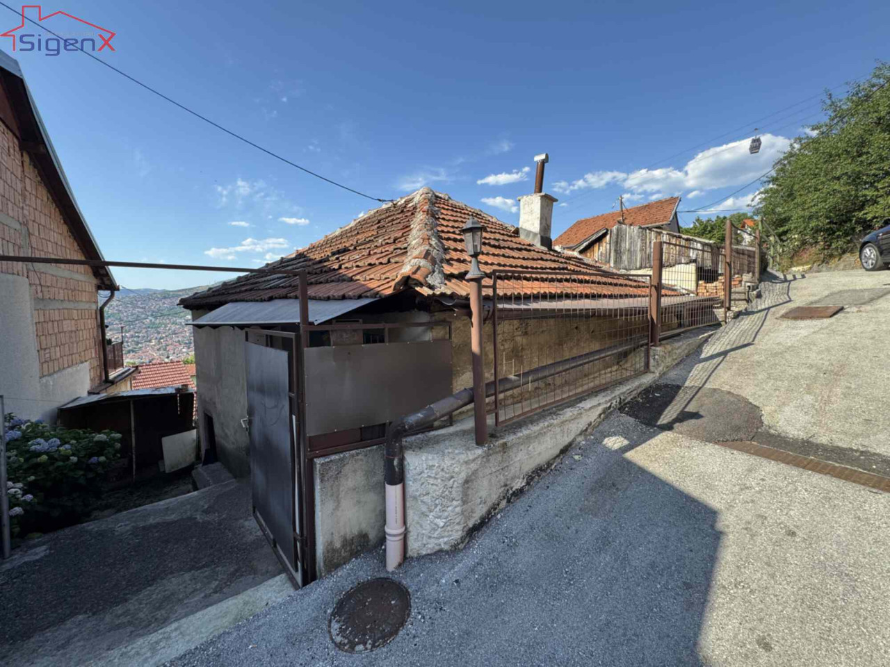 Stari Grad, Mahmutovac, Kamenica, 60m2, okućnica 134m2.