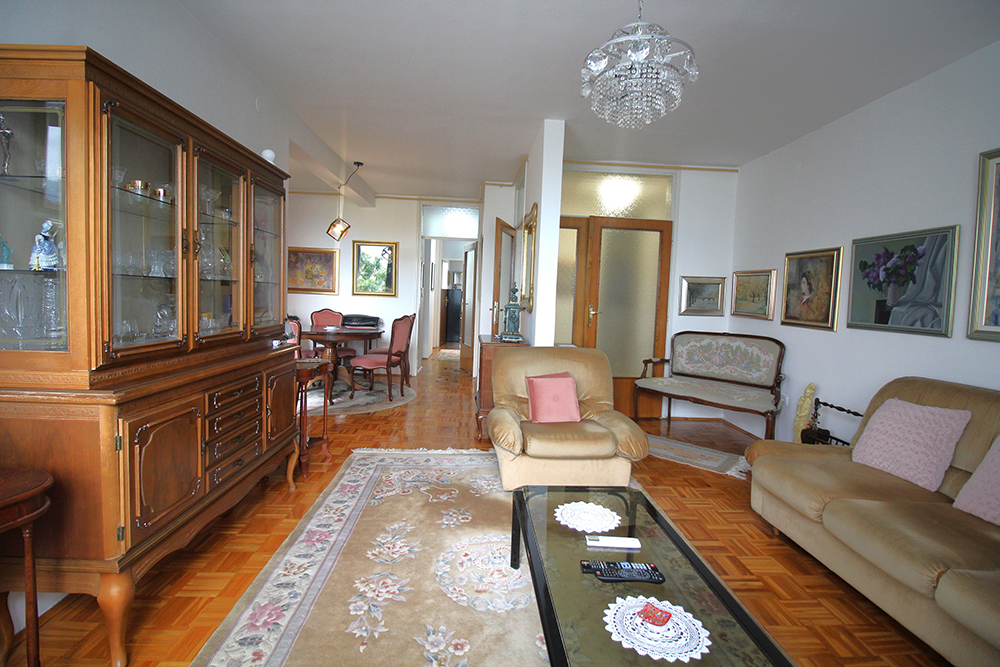 Breka, Himze Polovine, 85m2, četverosoban, II sprat.