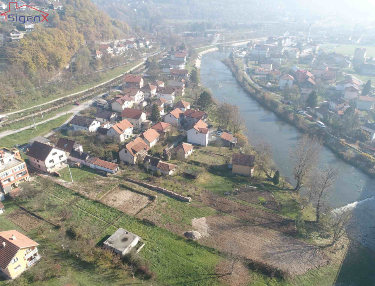 Semizovac, 1.554m2, uz rijeku, ucrtan objekat.