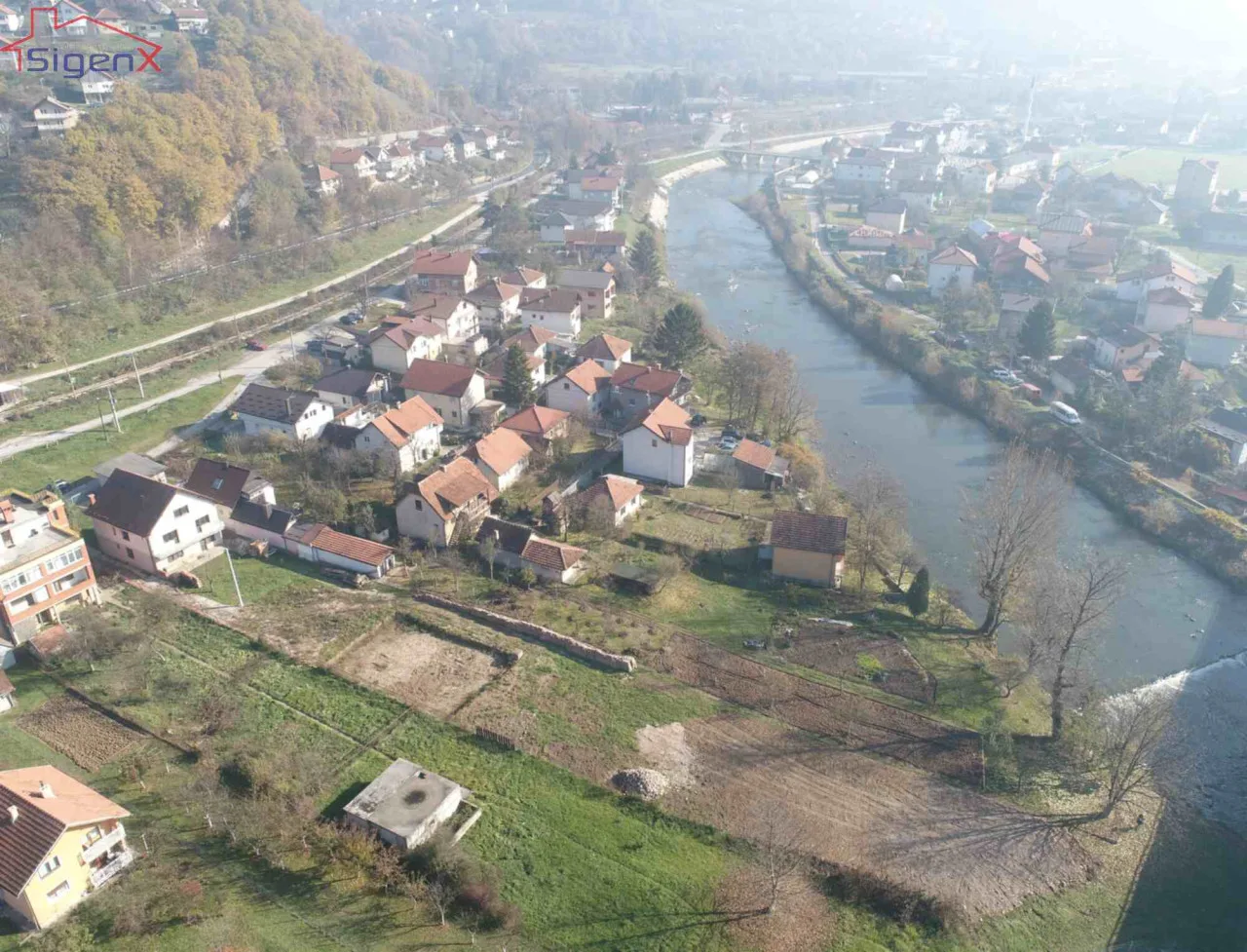 Semizovac, 1.554m2, uz rijeku, ucrtan objekat.
