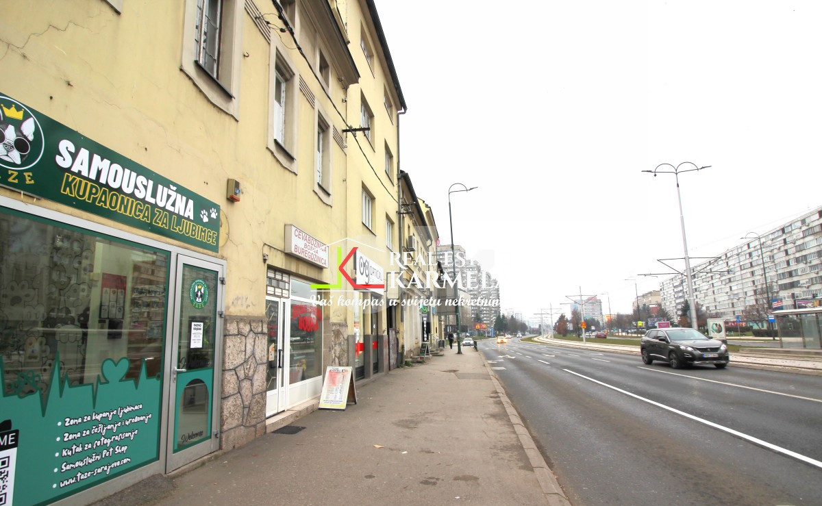 Dolac Malta, Bulevar Meše Selimovića, 40m2, jednosoban, I sprat, devastiran.