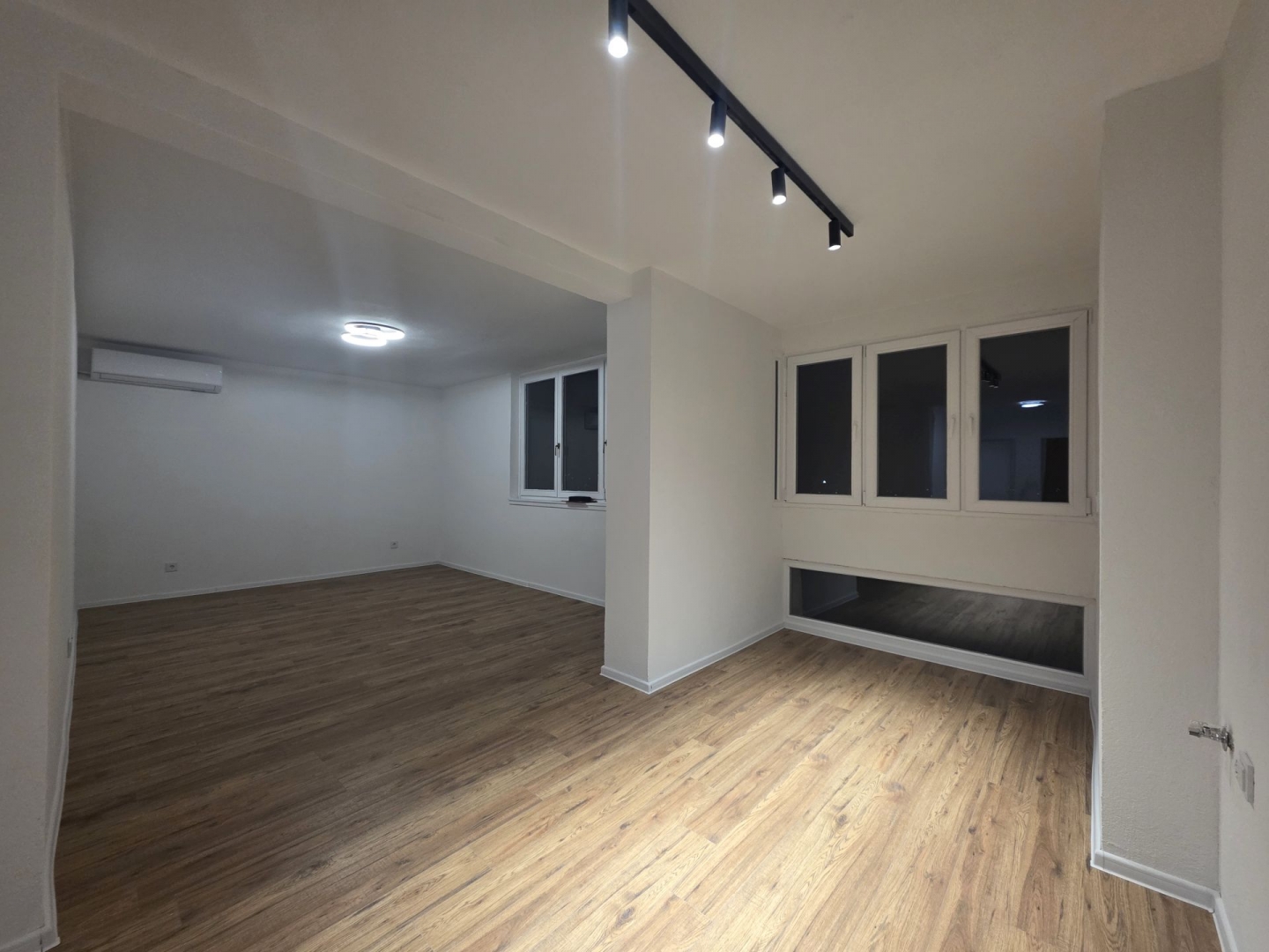 Centar, Ferhadija, 120m2, četverosoban, IV sprat, etažno plinsko grijanje, renoviran, 990.000KM.